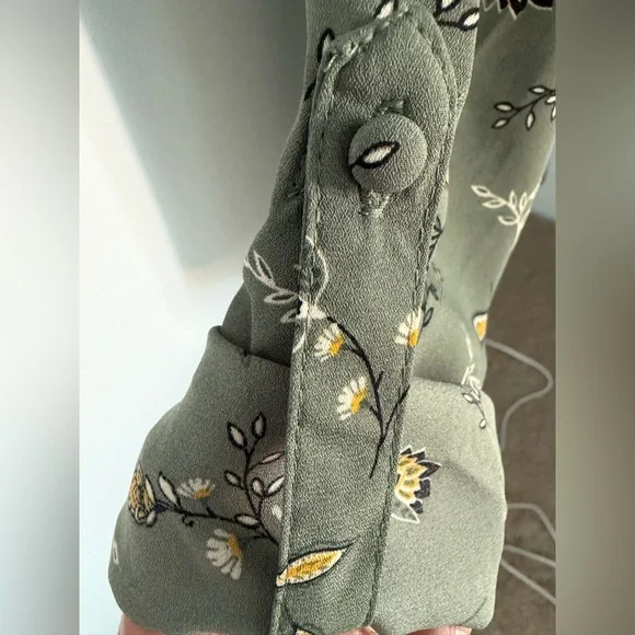 41 Hawthorn Olive Green Floral V-Neck Blouse - Picture 3 of 5